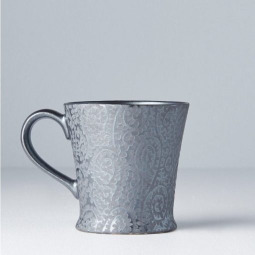 Tazza da tè nera con decorazioni argento