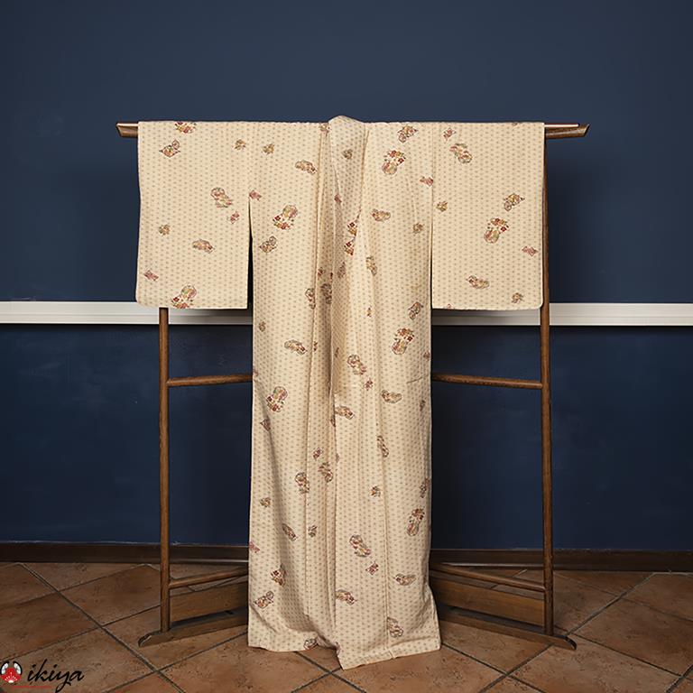 Kimono komon vintage color avorio con motivo di piante stagionali