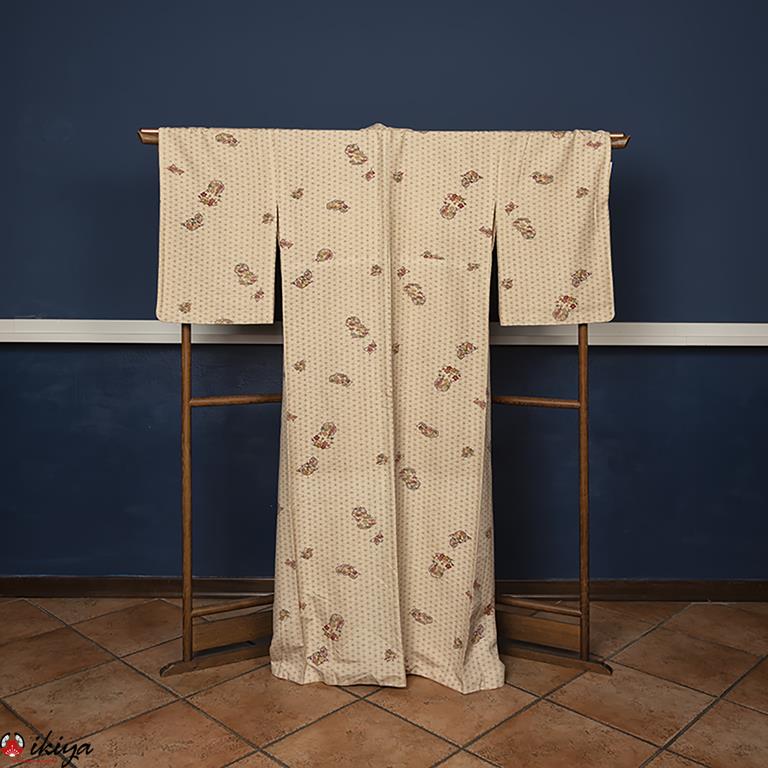 Kimono komon vintage color avorio con motivo di piante stagionali
