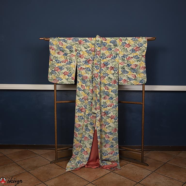 Kimono komon vintage verde con nuvole colorate