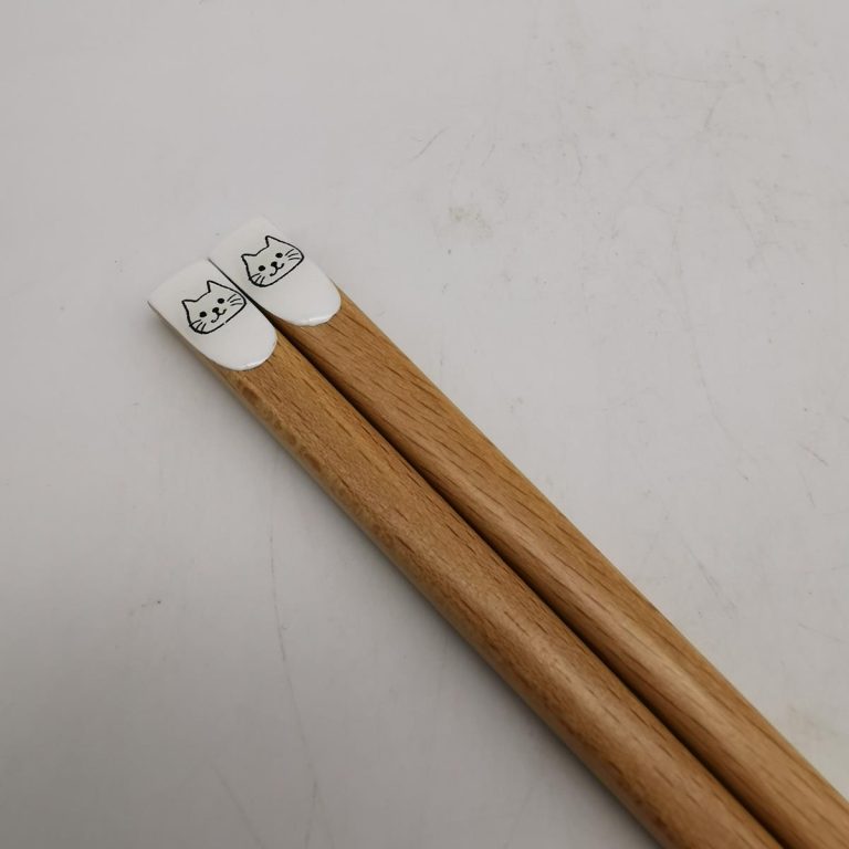 Hashi, bacchette giapponesi color legno con gatto