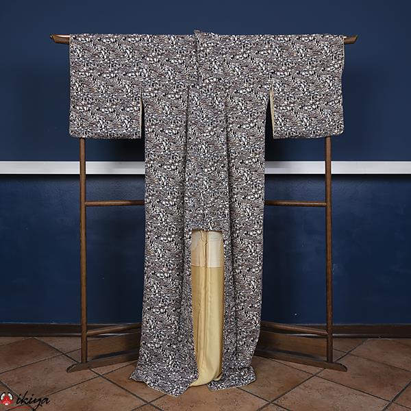 Kimono komon vintage con fiori di pruno e case di campagna