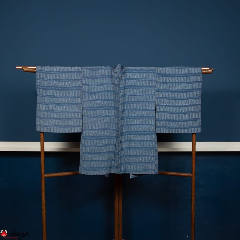 Haori da donna in seta blu con decorazione a fasce