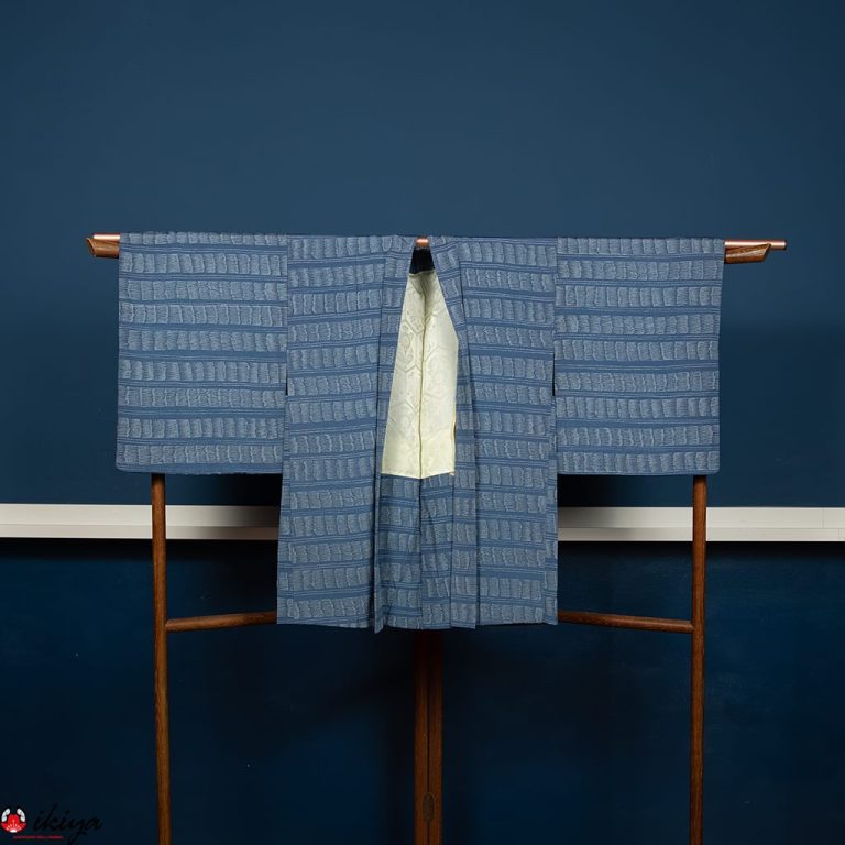 Haori da donna in seta blu con decorazione a fasce