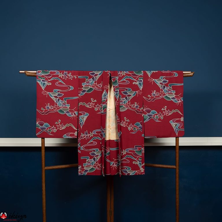 Haori da donna in seta "chirimen" rossa con paesaggio