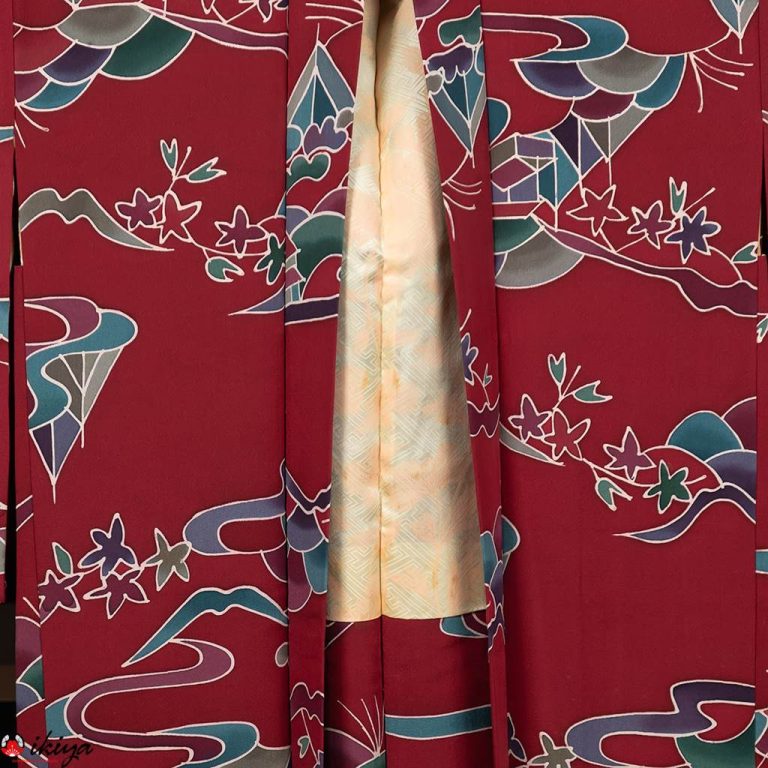 Haori da donna in seta "chirimen" rossa con paesaggio