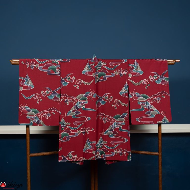 Haori da donna in seta "chirimen" rossa con paesaggio