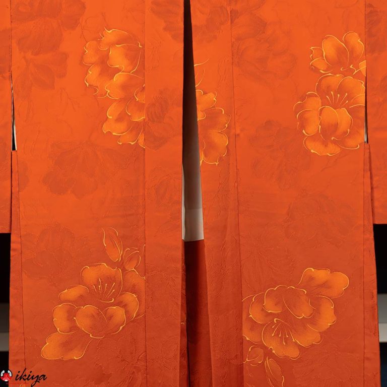 Haori da donna in seta "rinzu" arancione con peonie