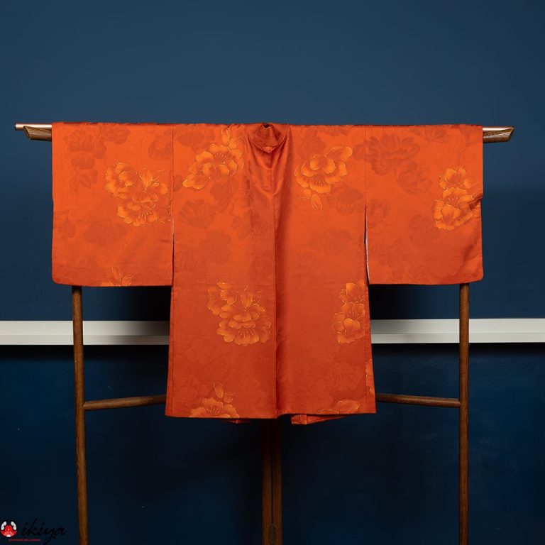 Haori da donna in seta "rinzu" arancione con peonie