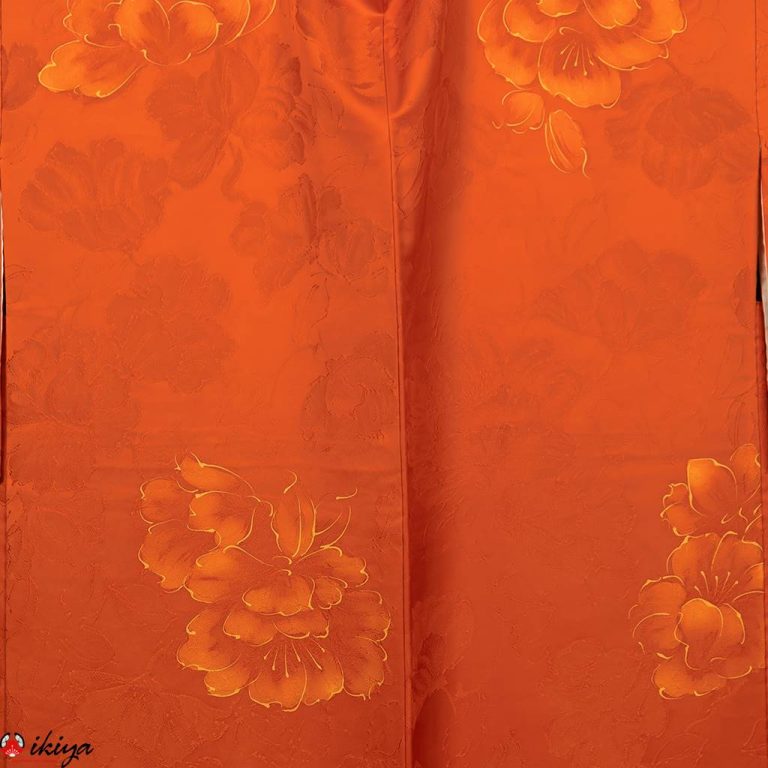 Haori da donna in seta "rinzu" arancione con peonie