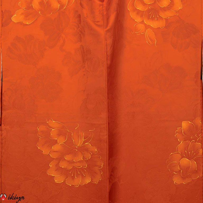 Haori da donna in seta "rinzu" arancione con peonie