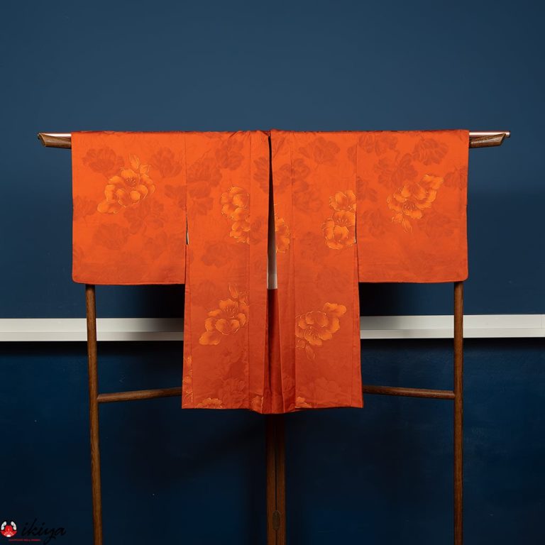 Haori da donna in seta "rinzu" arancione con peonie