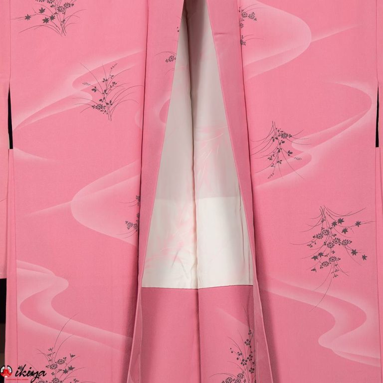 Haori da donna in seta rosa con fiori e piante stagionali
