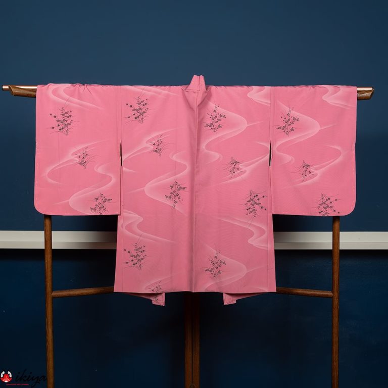 Haori da donna in seta rosa con fiori e piante stagionali