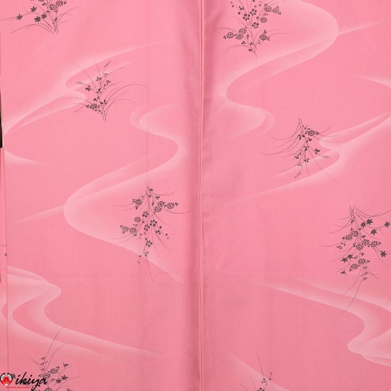 Haori da donna in seta rosa con fiori e piante stagionali