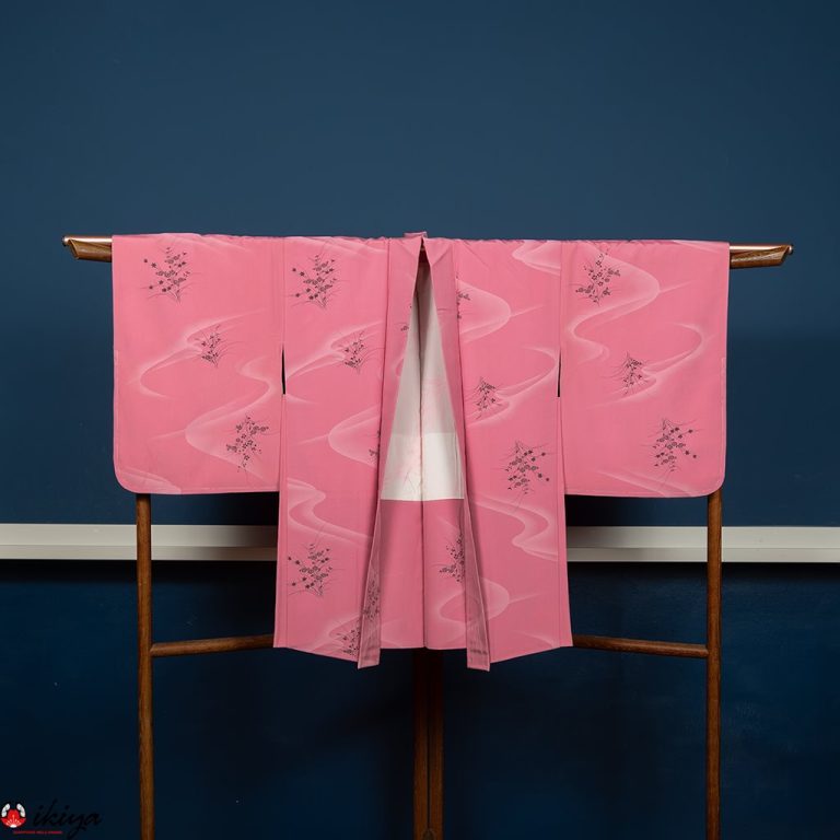 Haori da donna in seta rosa con fiori e piante stagionali