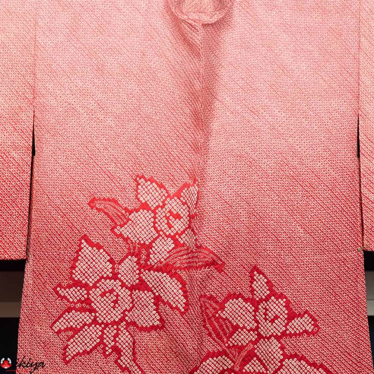 Haori da donna in seta "shibori" rosso sfumato con narcisi