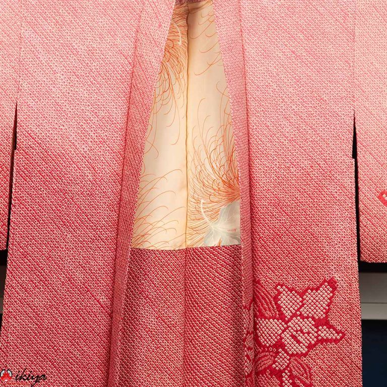 Haori da donna in seta "shibori" rosso sfumato con narcisi