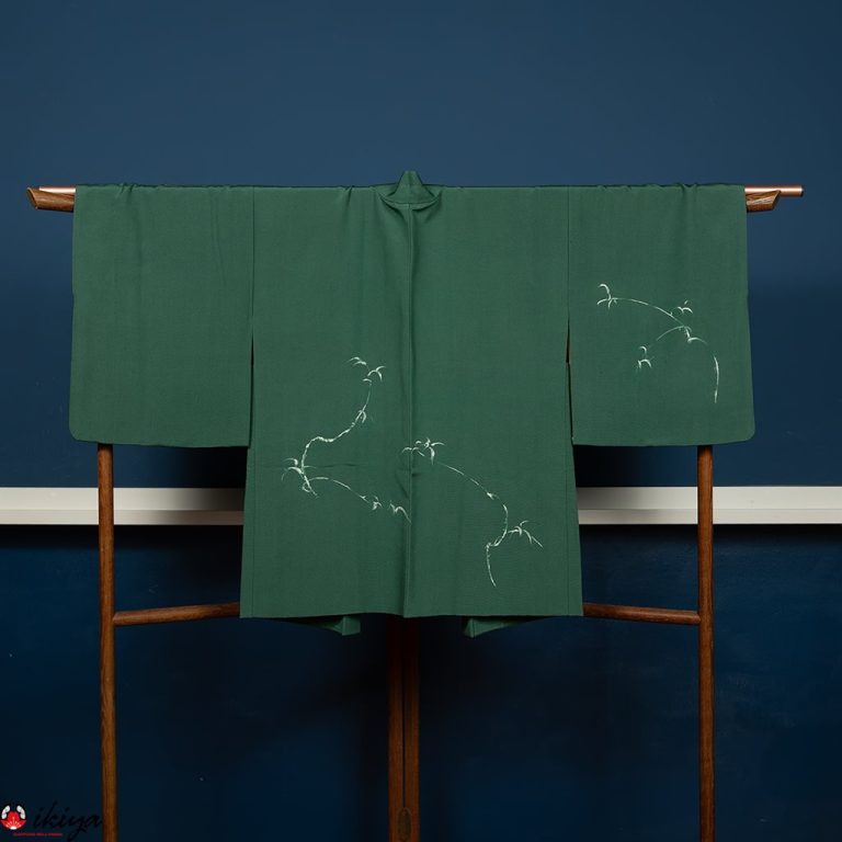 Haori da donna in seta "chirimen" verde con rami stilizzati