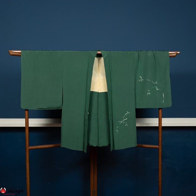 Haori da donna in seta "chirimen" verde con rami stilizzati