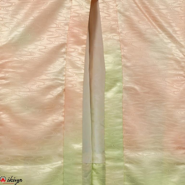 Haori da donna in tessuto "rinzu" rosa/verde con fiori ricamati