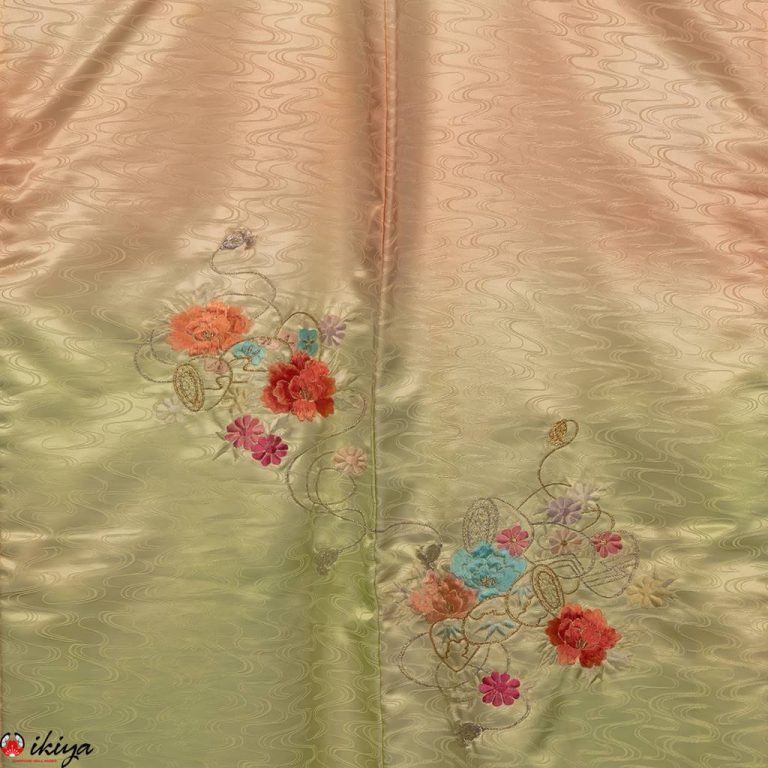 Haori da donna in tessuto "rinzu" rosa/verde con fiori ricamati
