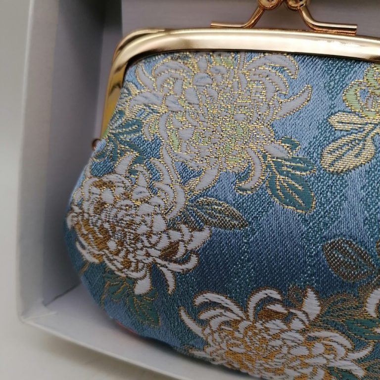 Portamonete artigianale da Kyoto M - Azzurro con crisantemi