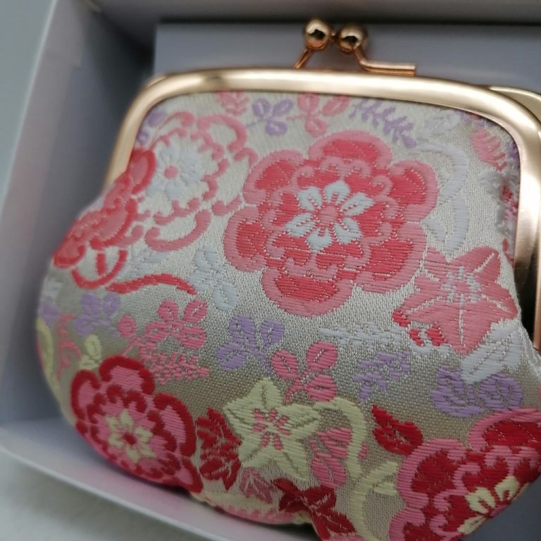 Portamonete artigianale da Kyoto M - Bianco con fiori stagionali rosa