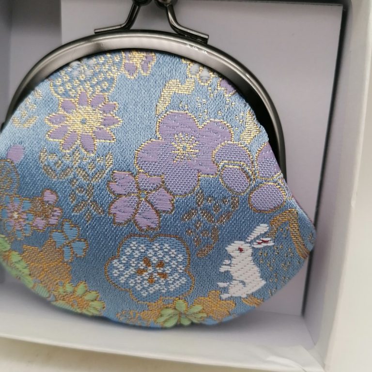 Portamonete artigianale da Kyoto S - Azzurro con fiori e coniglietti