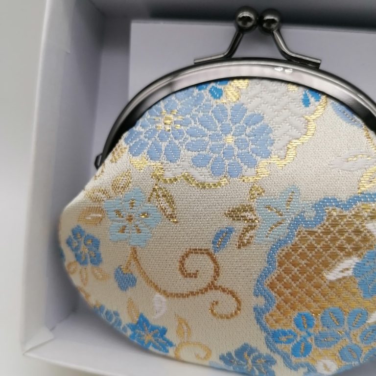 Portamonete artigianale da Kyoto S - Azzurro/oro con fiori stagionali