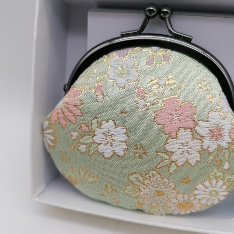Portamonete artigianale da Kyoto S - Verde chiaro con fiori stagionali