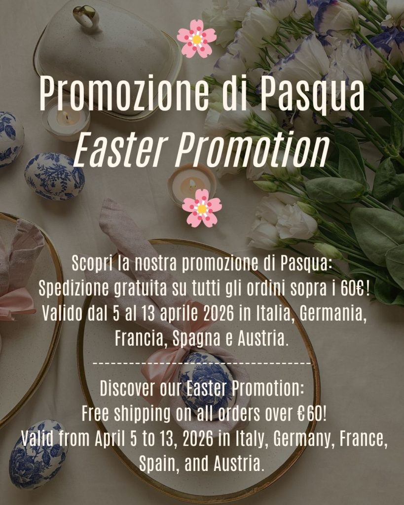 Popup promozionale bilingue per la promozione di Pasqua di Ikiya: una composizione primaverile con uova decorate, fiori bianchi, candeline e un tovagliolo legato a forma di coniglio, su uno sfondo di piatti e ceramiche in stile giapponese. Il testo annuncia la spedizione gratuita su ordini sopra i 60€, valida dal 5 al 13 aprile 2026 in Italia, Germania, Francia, Spagna e Austria, sia in italiano che in inglese.