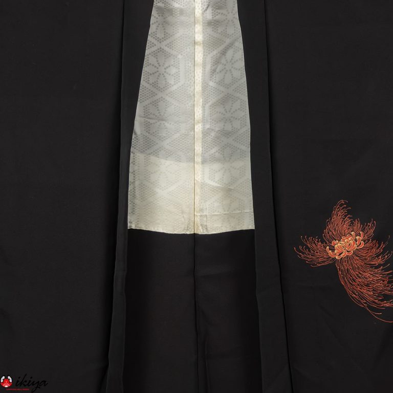 Haori da donna formale in seta nera con crisantemi rossi
