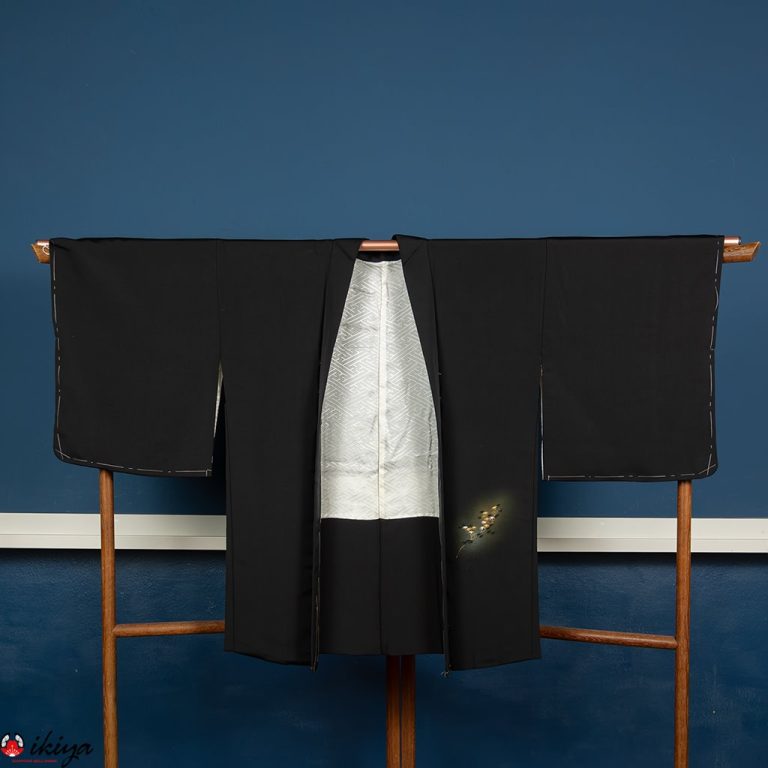 Haori da donna formale in seta nera con tempio e pagoda