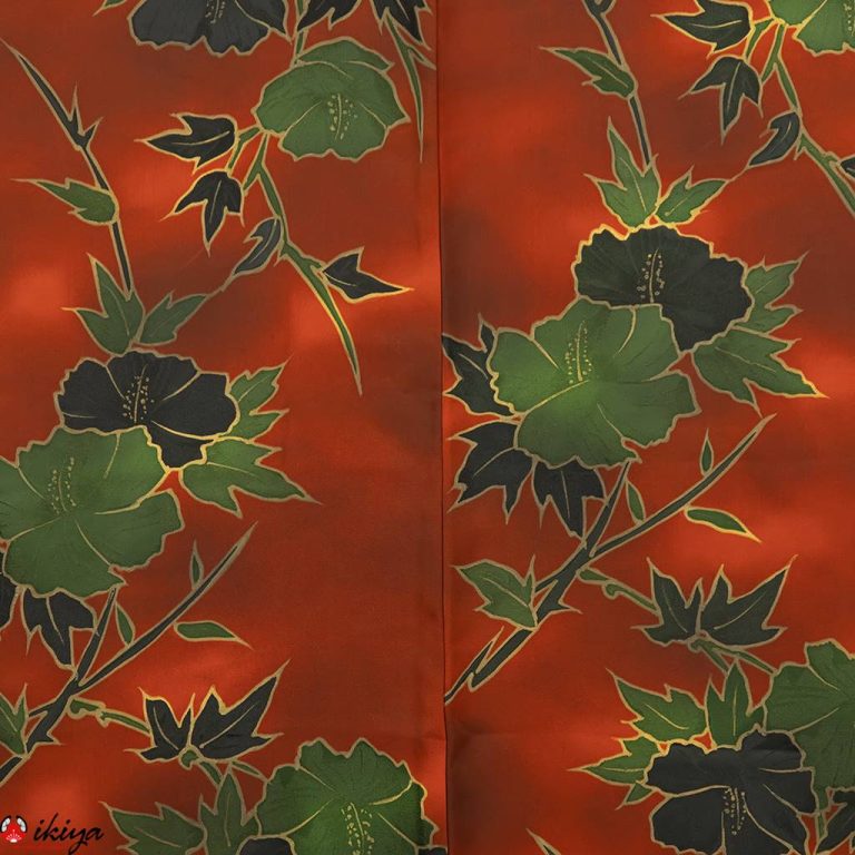 Haori da donna in seta arancio scuro con fiori di ibisco