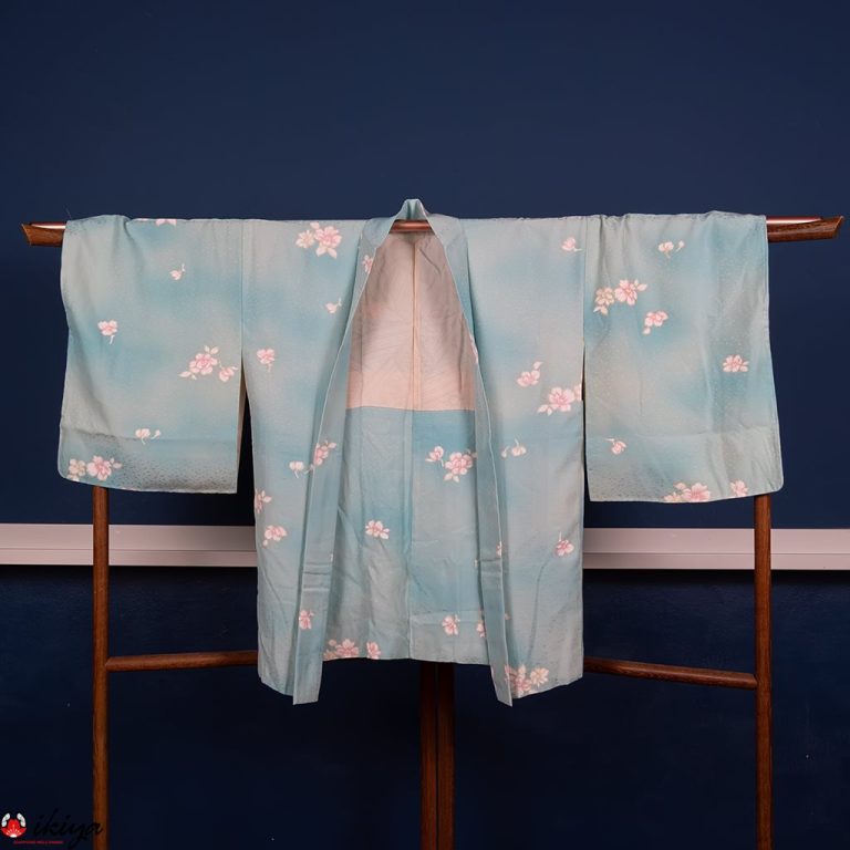 Haori da donna in seta azzurra con fiori rosa