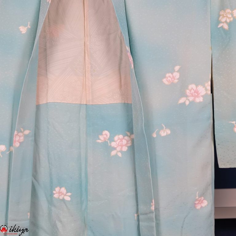 Haori da donna in seta azzurra con fiori rosa
