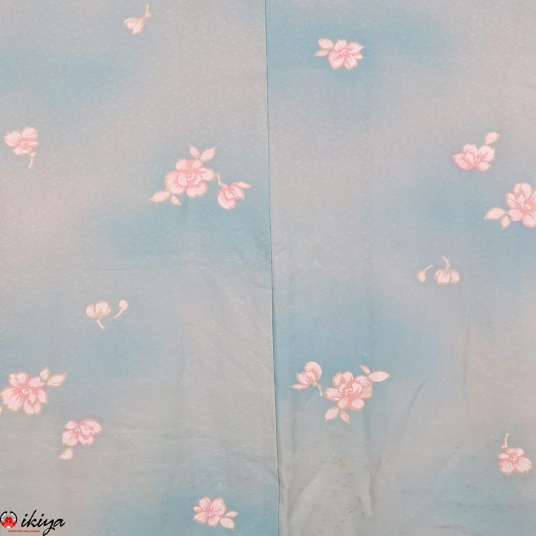 Haori da donna in seta azzurra con fiori rosa