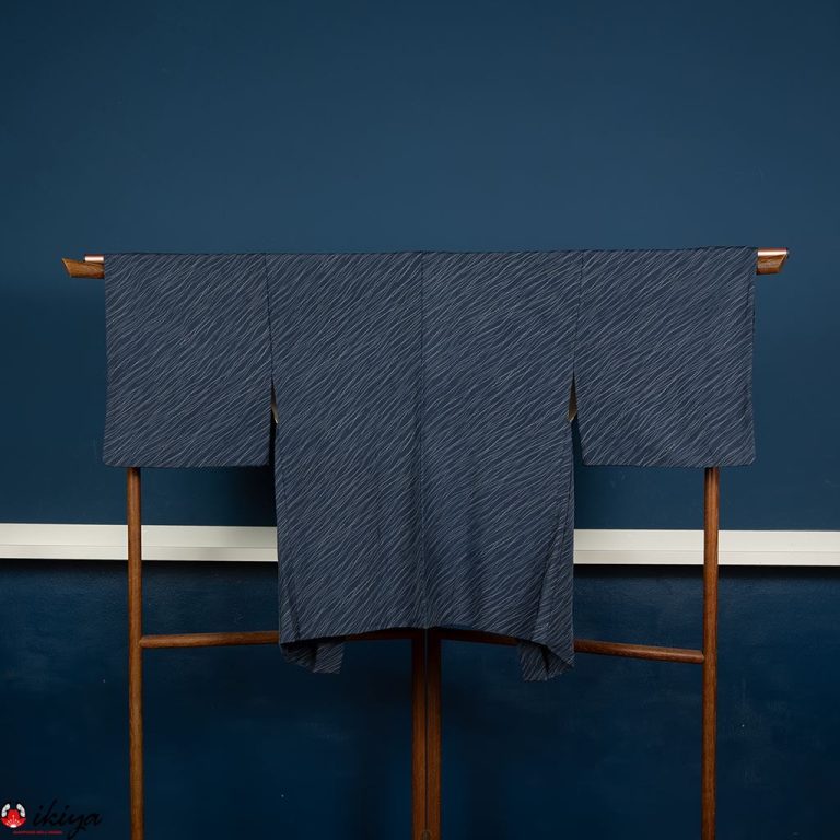 Haori da donna in seta blu con sottile decorazione bianca