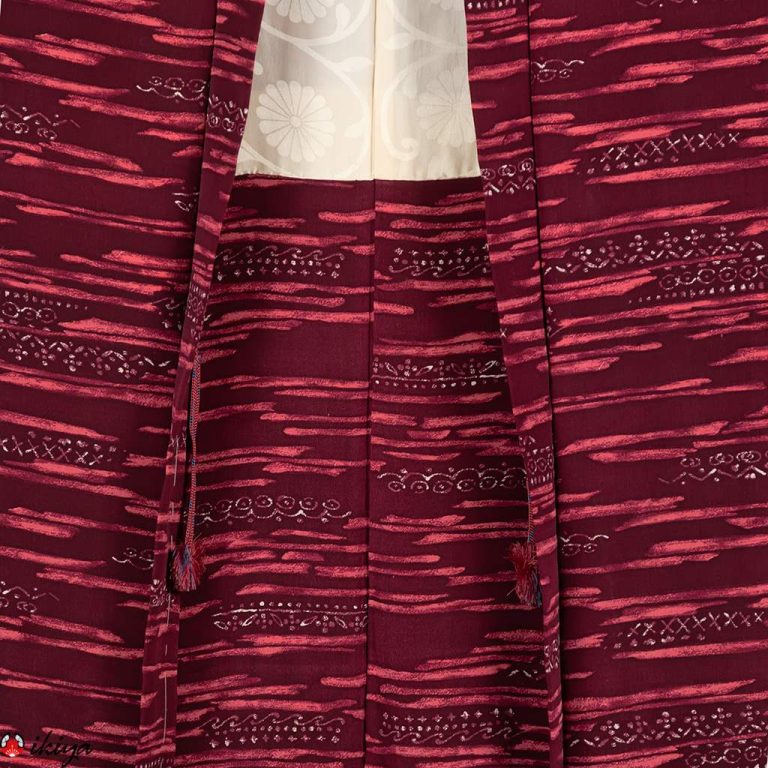 Haori da donna in seta color vinaccia con decorazione rosa/bianca