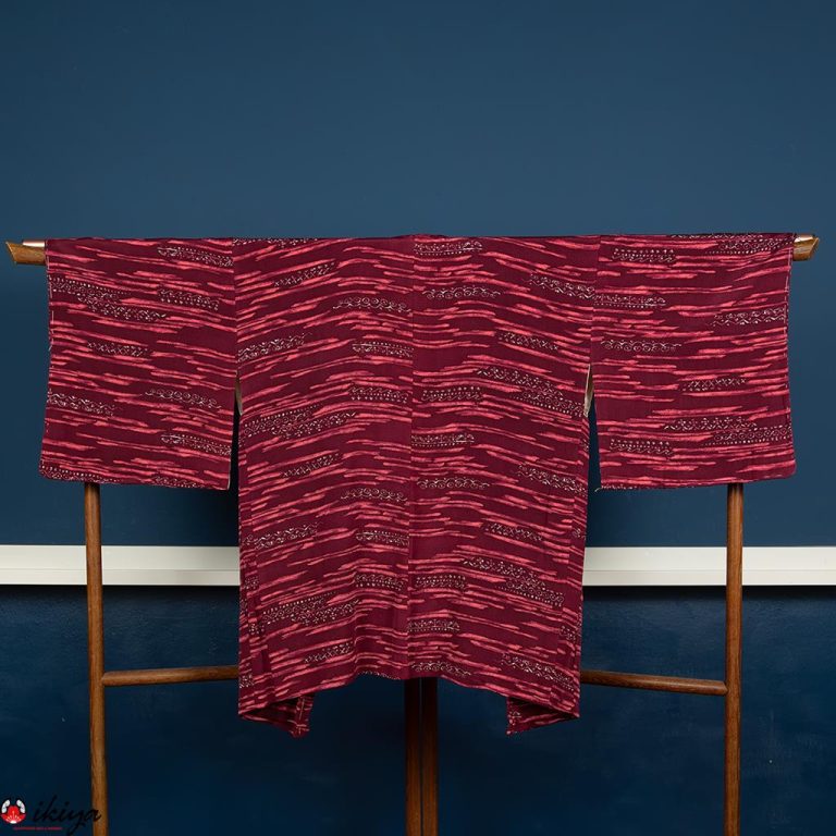 Haori da donna in seta color vinaccia con decorazione rosa/bianca