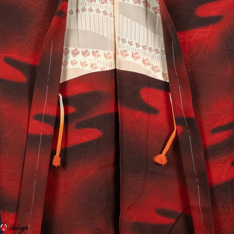 Haori da donna in seta nera e rossa ad effetto sfumato