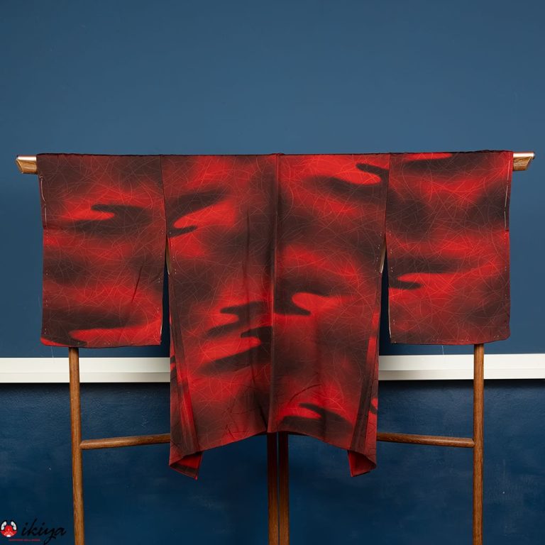 Haori da donna in seta nera e rossa ad effetto sfumato