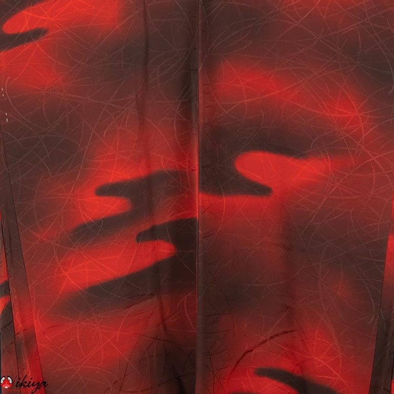 Haori da donna in seta nera e rossa ad effetto sfumato