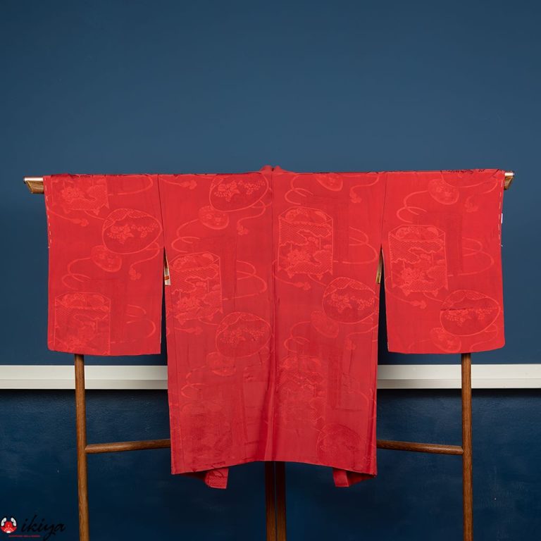 Haori da donna in seta "rinzu" rossa con motivo "kaioke"