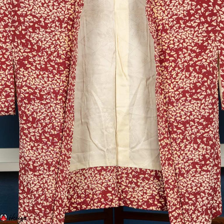 Haori da donna in seta rossa con piccolo motivo di ventagli