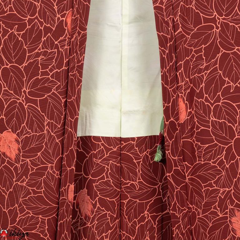 Haori da donna in seta rosso mattone con motivo di foglie