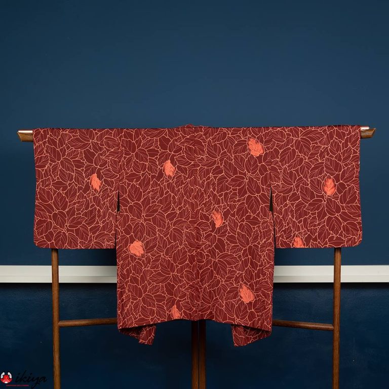 Haori da donna in seta rosso mattone con motivo di foglie
