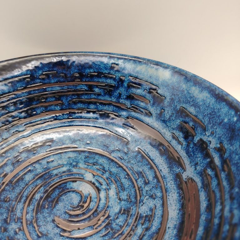 Ciotola da ramen blu con spirali nere