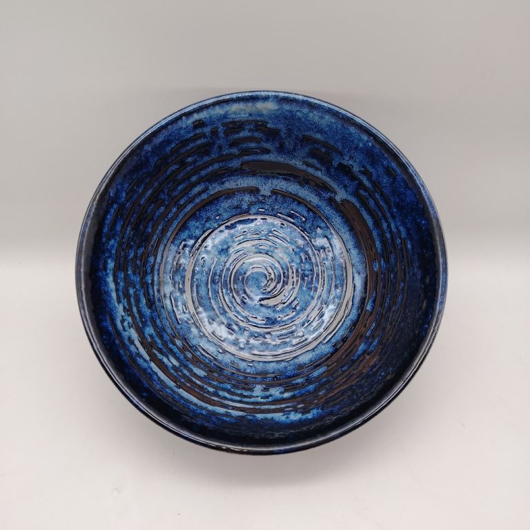 Ciotola da ramen blu con spirali nere